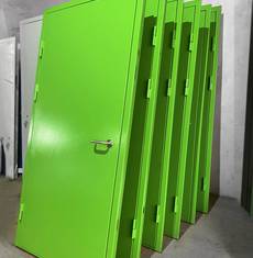 Технические двери зеленого цвета