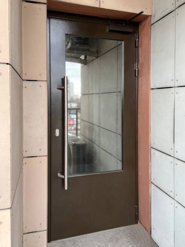 Уличная дверь с большим остеклением