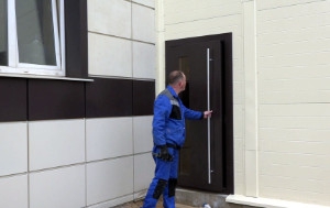 Видео! Установка уличной двери с терморазрывом для цеха — СТАЛЬ-ГРУПП