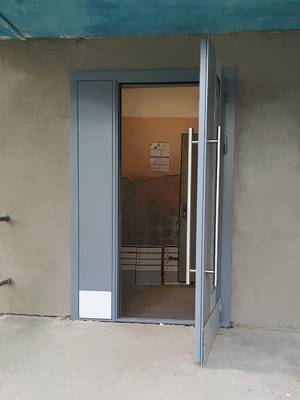 Остекленная дверь с наружной стороны (подъезд, ул. Архитектора Власова)