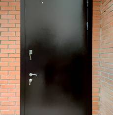 Входная дверь, вид снаружи (офисное помещение, Октябрьский)