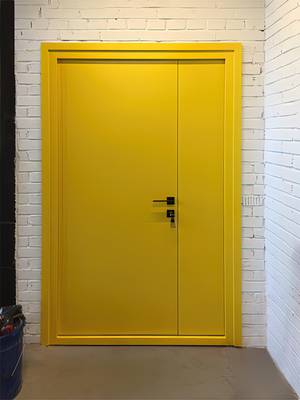 Желтая полуторная дверь, вид изнутри