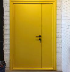 Желтая полуторная дверь, вид изнутри (ул. Складочная)