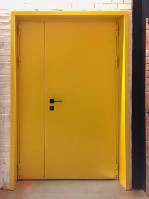 Желтая полуторная дверь, вид спереди