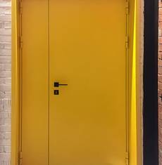 Желтая полуторная дверь, вид спереди (ул. Складочная)