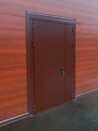 Полуторная дверь коричневого цвета