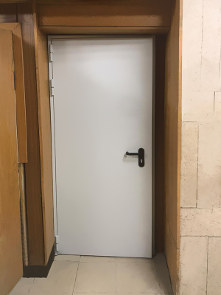 Противопожарная дверь в здании МГУ