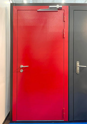 Дверь красного цвета
